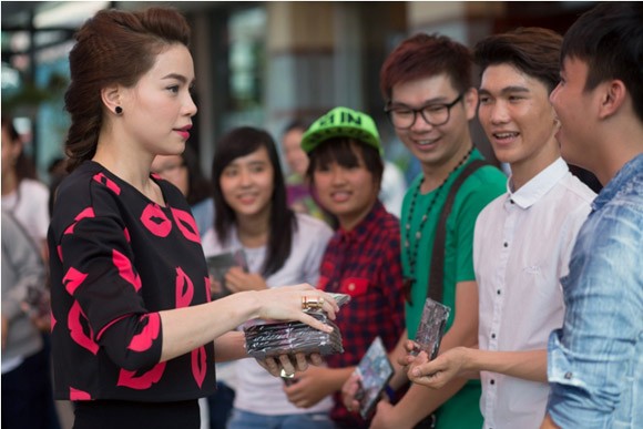 Hà Hồ cởi giầy, quậy tưng bừng với giới trẻ Cần Thơ ảnh 8 Hà Hồ cởi giầy, quậy tưng bừng với giới trẻ Cần Thơ ảnh 8