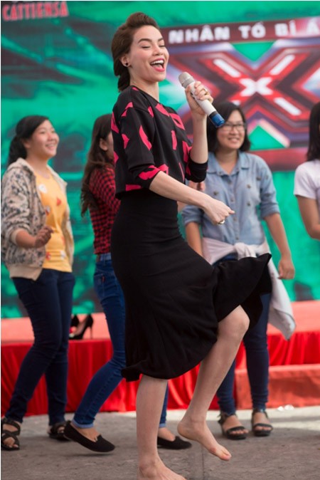 Hà Hồ cởi giầy, quậy tưng bừng với giới trẻ Cần Thơ ảnh 3 Hà Hồ cởi giầy, quậy tưng bừng với giới trẻ Cần Thơ ảnh 3