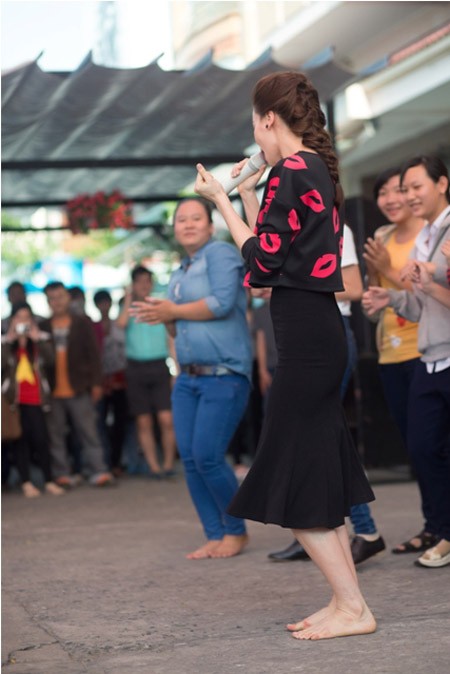 Hà Hồ cởi giầy, quậy tưng bừng với giới trẻ Cần Thơ ảnh 4 Hà Hồ cởi giầy, quậy tưng bừng với giới trẻ Cần Thơ ảnh 4
