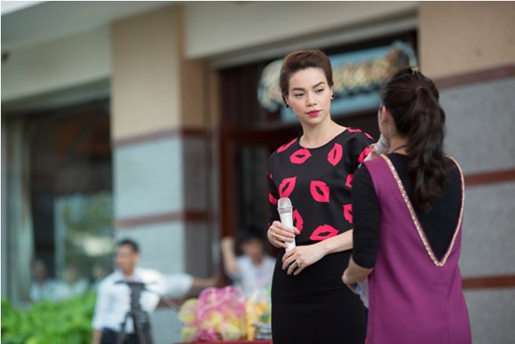 Hà Hồ cởi giầy, quậy tưng bừng với giới trẻ Cần Thơ ảnh 7 Hà Hồ cởi giầy, quậy tưng bừng với giới trẻ Cần Thơ ảnh 7