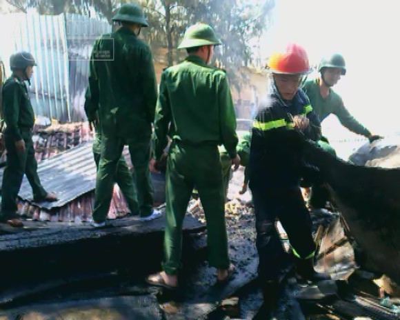 Bà hỏa thiêu rụi lán chứa gỗ xây dựng ảnh 1 Bà hỏa thiêu rụi lán chứa gỗ xây dựng ảnh 1