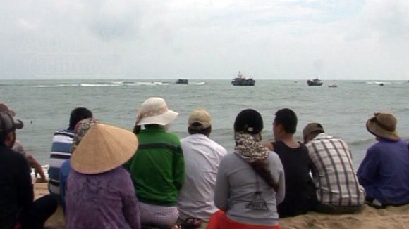 Sóng nhấn chìm tàu cá lúc nửa đêm, 17 thoát chết trong gang tất ảnh 1 Sóng nhấn chìm tàu cá lúc nửa đêm, 17 thoát chết trong gang tất ảnh 1
