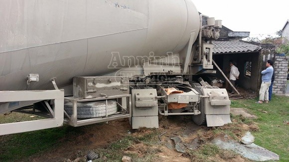 Xe tải đấu đầu, húc sập nhà dân, 2 tài xế nhập viện ảnh 2 Xe tải đấu đầu, húc sập nhà dân, 2 tài xế nhập viện ảnh 2
