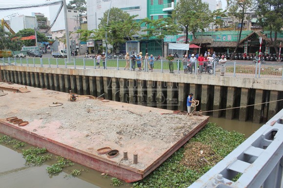 Xà lan đâm trúng thân cầu tạm, hàng chục người khiếp sợ ảnh 3 Xà lan đâm trúng thân cầu tạm, hàng chục người khiếp sợ ảnh 3