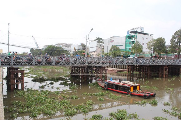 Xà lan đâm trúng thân cầu tạm, hàng chục người khiếp sợ ảnh 2 Xà lan đâm trúng thân cầu tạm, hàng chục người khiếp sợ ảnh 2