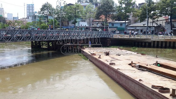 Xà lan đâm trúng thân cầu tạm, hàng chục người khiếp sợ ảnh 1 Xà lan đâm trúng thân cầu tạm, hàng chục người khiếp sợ ảnh 1