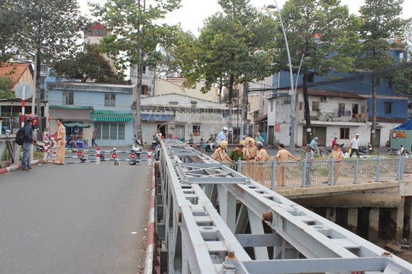 Xà lan đâm trúng thân cầu tạm, hàng chục người khiếp sợ ảnh 4 Xà lan đâm trúng thân cầu tạm, hàng chục người khiếp sợ ảnh 4