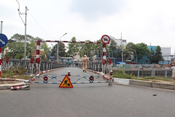 Xà lan đâm trúng thân cầu tạm, hàng chục người khiếp sợ ảnh 5 Xà lan đâm trúng thân cầu tạm, hàng chục người khiếp sợ ảnh 5