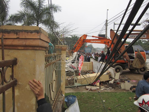 Xe cẩu kéo đổ cổng nhà văn hoá, đè chết 3 người ảnh 1 Xe cẩu kéo đổ cổng nhà văn hoá, đè chết 3 người ảnh 1