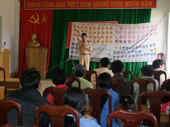 Những người “cõng” Luật giao thông đến với đồng bào Tây Nguyên ảnh 1 Những người “cõng” Luật giao thông đến với đồng bào Tây Nguyên ảnh 1