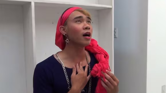 Đông Hùng giả gái, lột đồ trước bộ ba "giám khảo" ảnh 1 Đông Hùng giả gái, lột đồ trước bộ ba "giám khảo" ảnh 1