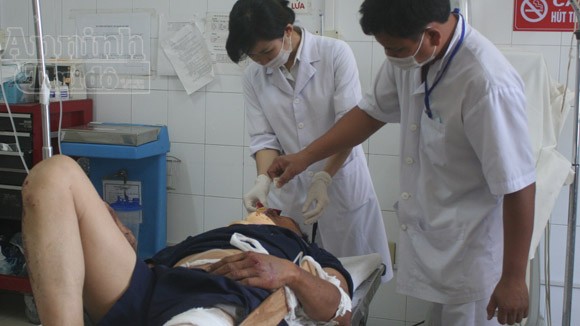 Xe tải gặp nạn khi đổ đèo, 3 người bị thương nặng ảnh 1 Xe tải gặp nạn khi đổ đèo, 3 người bị thương nặng ảnh 1