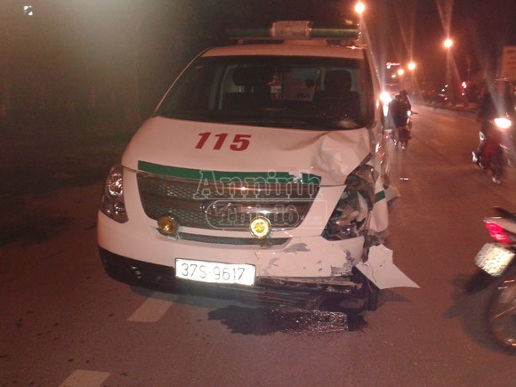 Xe cứu thương kéo lê xe máy hơn 50m, 3 người nguy kịch ảnh 2 Xe cứu thương kéo lê xe máy hơn 50m, 3 người nguy kịch ảnh 2