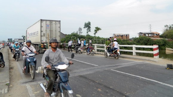 Nghi vấn nam sinh lớp 12 bị ô tô cán chết trên cầu ảnh 1 Nghi vấn nam sinh lớp 12 bị ô tô cán chết trên cầu ảnh 1