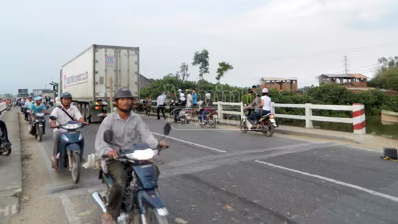 Nghi vấn nam sinh lớp 12 bị ô tô cán chết trên cầu ảnh 1 Nghi vấn nam sinh lớp 12 bị ô tô cán chết trên cầu ảnh 1