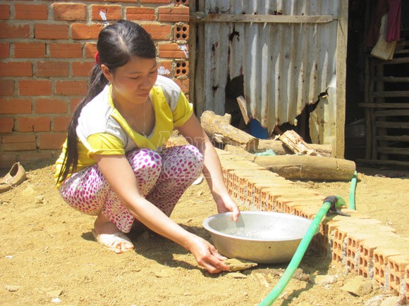 Khát, dân “đắng lòng” mua nước với giá 100.000 đồng/m3 ảnh 3 Khát, dân “đắng lòng” mua nước với giá 100.000 đồng/m3 ảnh 3
