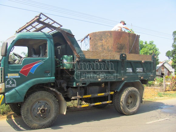 Khát, dân “đắng lòng” mua nước với giá 100.000 đồng/m3 ảnh 4 Khát, dân “đắng lòng” mua nước với giá 100.000 đồng/m3 ảnh 4