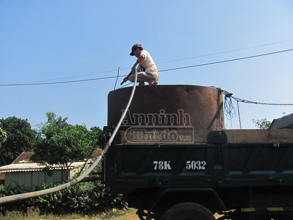 Khát, dân “đắng lòng” mua nước với giá 100.000 đồng/m3 ảnh 5 Khát, dân “đắng lòng” mua nước với giá 100.000 đồng/m3 ảnh 5