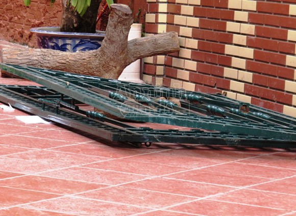 Bé trai 13 tuổi bị cổng sắt rơi đè lên người gây tử vong ảnh 1 Bé trai 13 tuổi bị cổng sắt rơi đè lên người gây tử vong ảnh 1