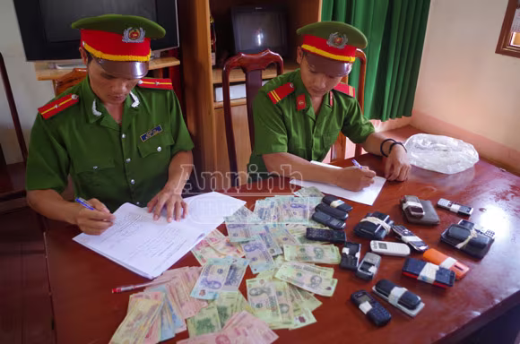 Triệt phá tụ điểm đánh bạc giữa rừng cao su ảnh 2 Triệt phá tụ điểm đánh bạc giữa rừng cao su ảnh 2