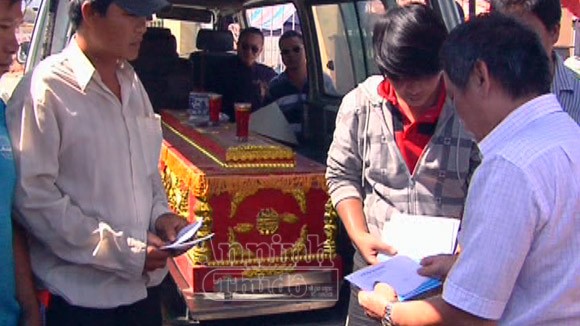 Trao tiền hỗ trợ cho ngư dân trên tàu cá bị đâm chìm ảnh 1 Trao tiền hỗ trợ cho ngư dân trên tàu cá bị đâm chìm ảnh 1