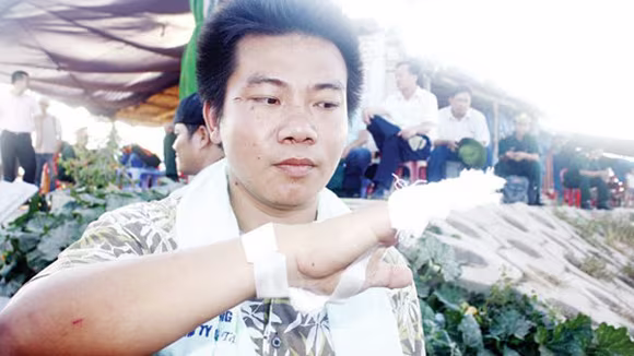 Tàu Trung Quốc dã man, bỏ mặc ngư dân Việt Nam sống chết giữa biển ảnh 3 Tàu Trung Quốc dã man, bỏ mặc ngư dân Việt Nam sống chết giữa biển ảnh 3