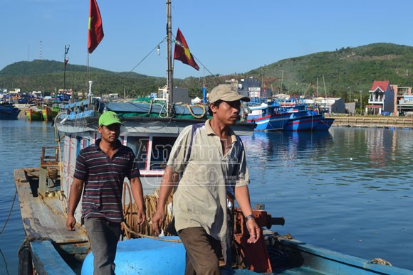Vụ tàu cá Quảng Ngãi bị Trung Quốc bắt giữ: Mỏi mòn ngóng tin ngư dân ảnh 2 Vụ tàu cá Quảng Ngãi bị Trung Quốc bắt giữ: Mỏi mòn ngóng tin ngư dân ảnh 2
