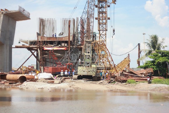 Sập cần cẩu tháp, 6 người thương vong ảnh 1 Sập cần cẩu tháp, 6 người thương vong ảnh 1