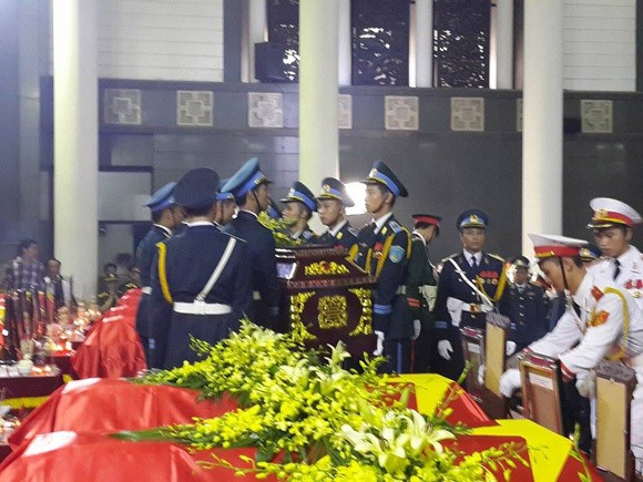 Mưa hoà nước mắt tiễn đưa 18 cán bộ, chiến sĩ hy sinh vụ trực thăng Mi-171 gặp nạn ảnh 23 Mưa hoà nước mắt tiễn đưa 18 cán bộ, chiến sĩ hy sinh vụ trực thăng Mi-171 gặp nạn ảnh 23