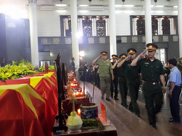 Mưa hoà nước mắt tiễn đưa 18 cán bộ, chiến sĩ hy sinh vụ trực thăng Mi-171 gặp nạn ảnh 13 Mưa hoà nước mắt tiễn đưa 18 cán bộ, chiến sĩ hy sinh vụ trực thăng Mi-171 gặp nạn ảnh 13