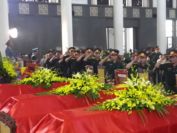 Mưa hoà nước mắt tiễn đưa 18 cán bộ, chiến sĩ hy sinh vụ trực thăng Mi-171 gặp nạn ảnh 14 Mưa hoà nước mắt tiễn đưa 18 cán bộ, chiến sĩ hy sinh vụ trực thăng Mi-171 gặp nạn ảnh 14