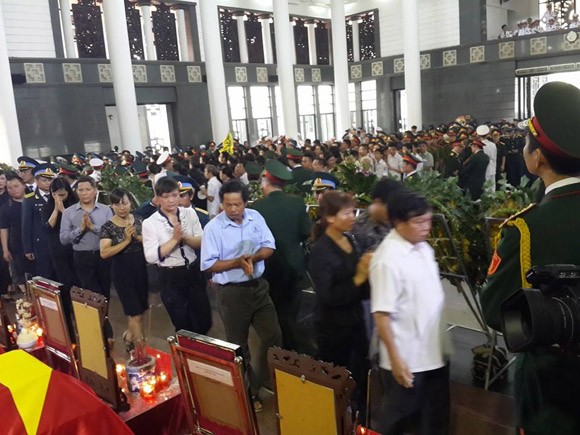 Mưa hoà nước mắt tiễn đưa 18 cán bộ, chiến sĩ hy sinh vụ trực thăng Mi-171 gặp nạn ảnh 20 Mưa hoà nước mắt tiễn đưa 18 cán bộ, chiến sĩ hy sinh vụ trực thăng Mi-171 gặp nạn ảnh 20