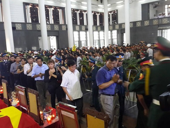 Mưa hoà nước mắt tiễn đưa 18 cán bộ, chiến sĩ hy sinh vụ trực thăng Mi-171 gặp nạn ảnh 19 Mưa hoà nước mắt tiễn đưa 18 cán bộ, chiến sĩ hy sinh vụ trực thăng Mi-171 gặp nạn ảnh 19