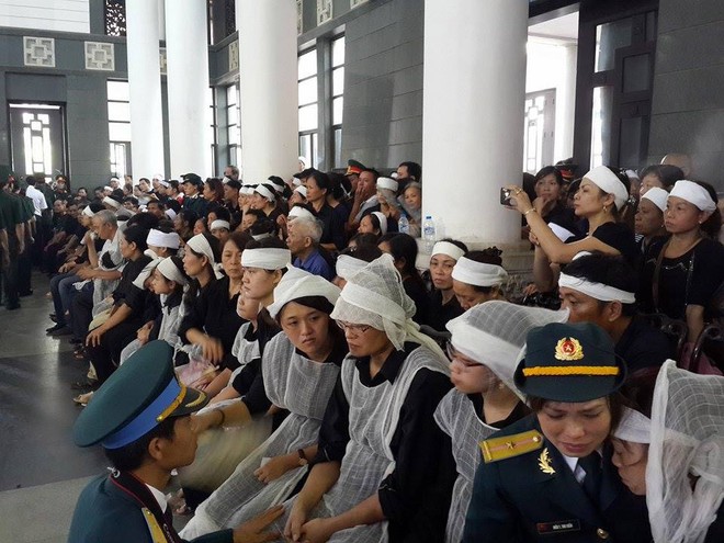 Mưa hoà nước mắt tiễn đưa 18 cán bộ, chiến sĩ hy sinh vụ trực thăng Mi-171 gặp nạn ảnh 15 Mưa hoà nước mắt tiễn đưa 18 cán bộ, chiến sĩ hy sinh vụ trực thăng Mi-171 gặp nạn ảnh 15