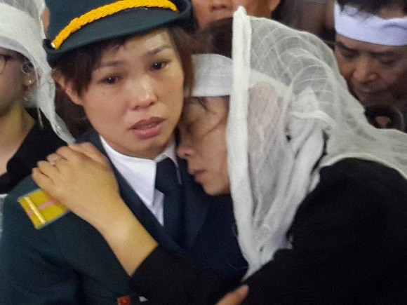 Mưa hoà nước mắt tiễn đưa 18 cán bộ, chiến sĩ hy sinh vụ trực thăng Mi-171 gặp nạn ảnh 17 Mưa hoà nước mắt tiễn đưa 18 cán bộ, chiến sĩ hy sinh vụ trực thăng Mi-171 gặp nạn ảnh 17