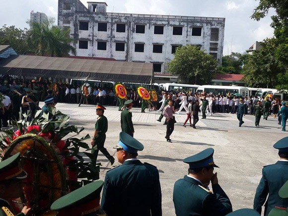 Mưa hoà nước mắt tiễn đưa 18 cán bộ, chiến sĩ hy sinh vụ trực thăng Mi-171 gặp nạn ảnh 21 Mưa hoà nước mắt tiễn đưa 18 cán bộ, chiến sĩ hy sinh vụ trực thăng Mi-171 gặp nạn ảnh 21
