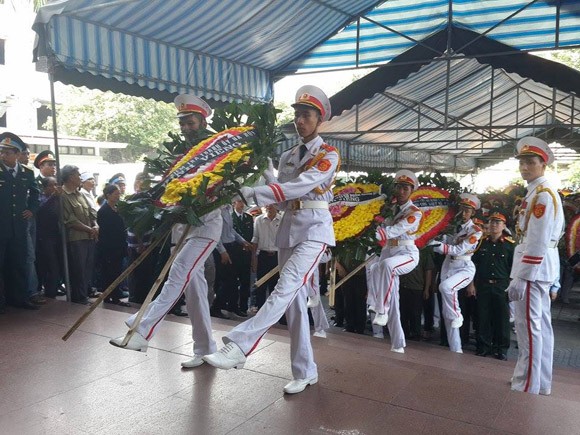 Mưa hoà nước mắt tiễn đưa 18 cán bộ, chiến sĩ hy sinh vụ trực thăng Mi-171 gặp nạn ảnh 11 Mưa hoà nước mắt tiễn đưa 18 cán bộ, chiến sĩ hy sinh vụ trực thăng Mi-171 gặp nạn ảnh 11