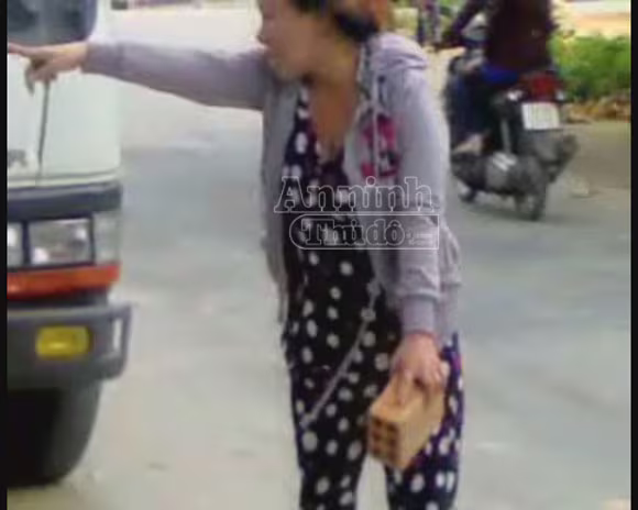 “Tú bà” tấn công CSGT và chứa mại dâm sa lưới ảnh 1 “Tú bà” tấn công CSGT và chứa mại dâm sa lưới ảnh 1