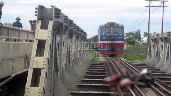 Cố băng qua đường, người đàn ông bị tàu đâm phải, kéo lê hơn 100m ảnh 1 Cố băng qua đường, người đàn ông bị tàu đâm phải, kéo lê hơn 100m ảnh 1