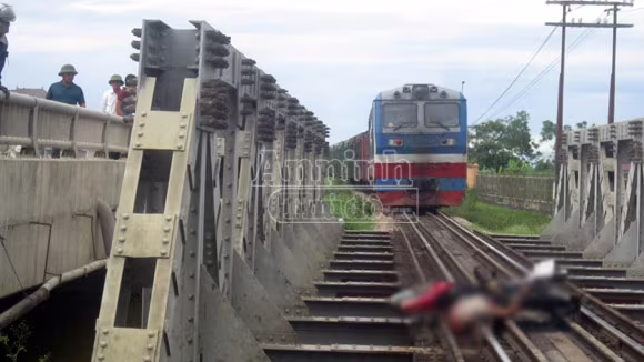 Cố băng qua đường, người đàn ông bị tàu đâm phải, kéo lê hơn 100m ảnh 1 Cố băng qua đường, người đàn ông bị tàu đâm phải, kéo lê hơn 100m ảnh 1