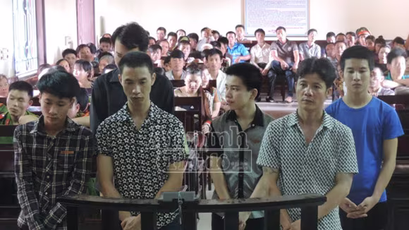 Nhóm côn đồ giải quyết mâu thuẫn bằng súng lĩnh án ảnh 1 Nhóm côn đồ giải quyết mâu thuẫn bằng súng lĩnh án ảnh 1