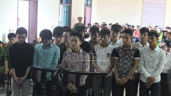 Bị đánh khi đến chơi nhà bạn gái, kéo nhau đi phục thù, rồi... vào tù ảnh 1 Bị đánh khi đến chơi nhà bạn gái, kéo nhau đi phục thù, rồi... vào tù ảnh 1