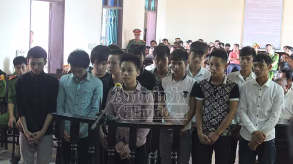 Bị đánh khi đến chơi nhà bạn gái, kéo nhau đi phục thù, rồi... vào tù ảnh 1 Bị đánh khi đến chơi nhà bạn gái, kéo nhau đi phục thù, rồi... vào tù ảnh 1