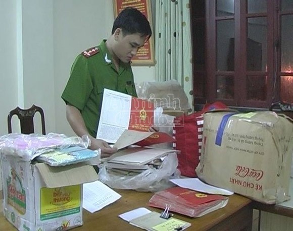 Bắt đối tượng gom gần 3.000 sổ đỏ để lừa đảo chiếm đoạt tài sản ảnh 3 Bắt đối tượng gom gần 3.000 sổ đỏ để lừa đảo chiếm đoạt tài sản ảnh 3