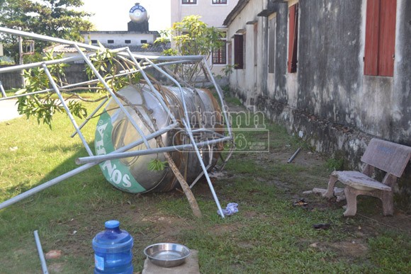 Đổ bồn nước tại trường tiểu học, 3 học sinh thương vong ảnh 2 Đổ bồn nước tại trường tiểu học, 3 học sinh thương vong ảnh 2