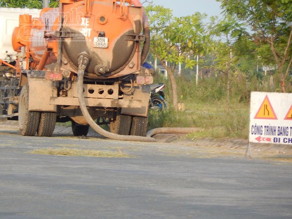 Xe của công ty môi trường xả bùn thải vào...công viên ảnh 1 Xe của công ty môi trường xả bùn thải vào...công viên ảnh 1