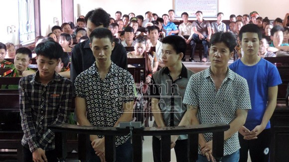 Dùng ô tô truy đuổi nhau, nã đạn như phim hành động ảnh 1 Dùng ô tô truy đuổi nhau, nã đạn như phim hành động ảnh 1