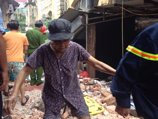 Vụ sập nhà Pháp cổ tại Hà Nội: 2 người tử vong, 6 người bị thương ảnh 8 Vụ sập nhà Pháp cổ tại Hà Nội: 2 người tử vong, 6 người bị thương ảnh 8