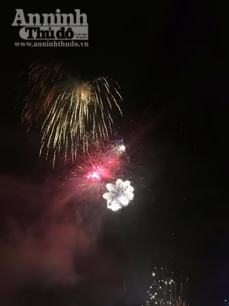 Không khí hân hoan chào đón năm mới 2016 trên khắp mọi miền Tổ quốc ảnh 42