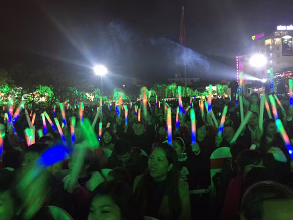 Không khí hân hoan chào đón năm mới 2016 trên khắp mọi miền Tổ quốc ảnh 54